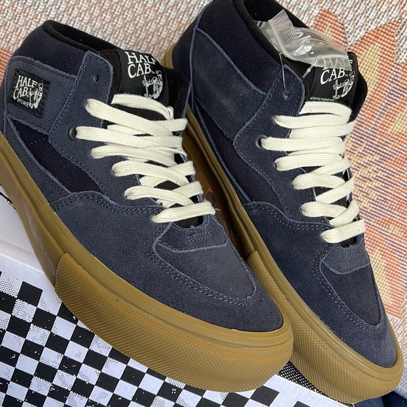 Vans Men’s Skate Half Cab
Navy/Gum
VN0A5FCDNGM
Sneakers - Picture 9 of 16